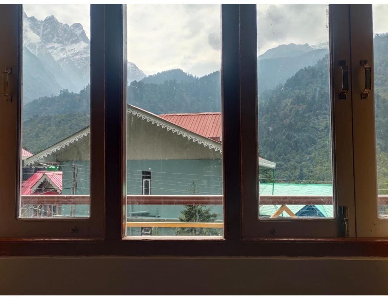 Hotel Girija Inn, Lachung Singhring Buitenkant foto